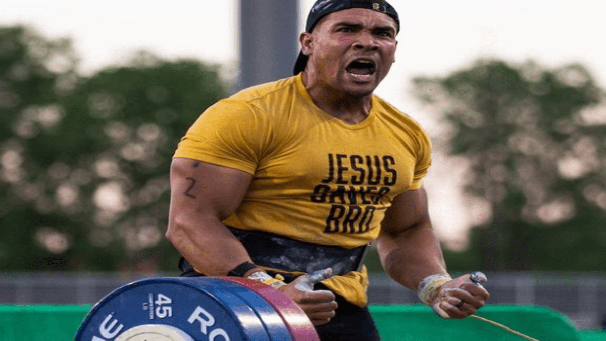 Anthony Davis wears a yellow shirt that reads, "Jesus Saves, Bro" after completing a winning lift.